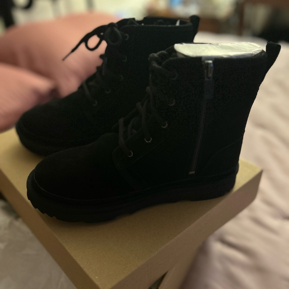 🚨🚨SOLD🚨🚨Girls Ugg Neumel Boot - Black